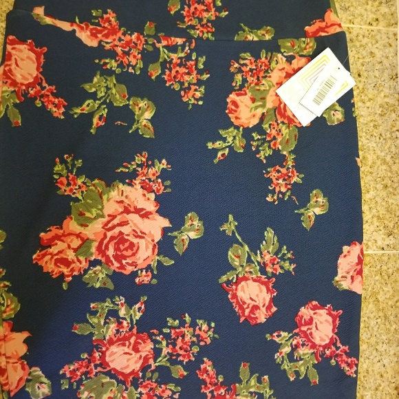 LuLaRoe Dresses & Skirts - NWT Lularoe Cassie medium skirt